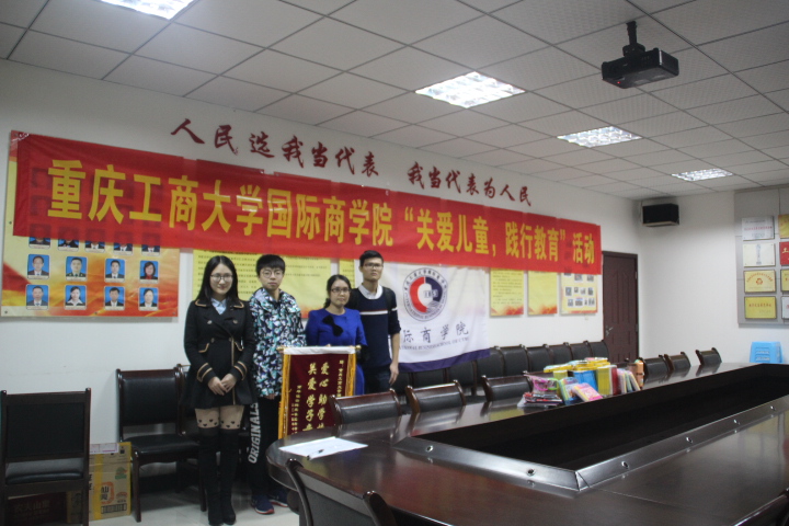 公司员工与工作人员合影